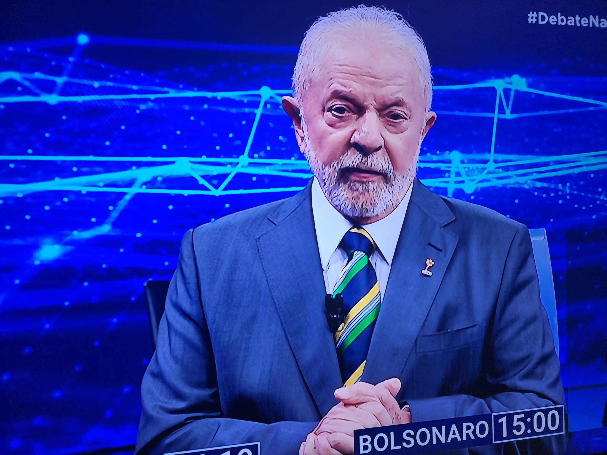 Lula vai a debate com broche contra abuso infantil após fala de Bolsonaro sobre venezuelanas