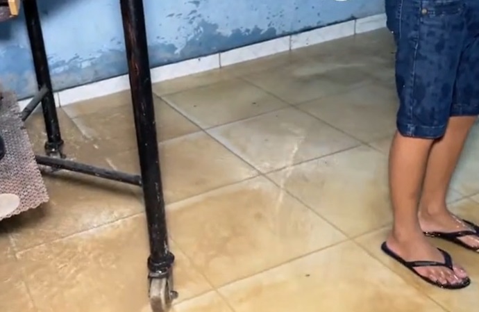 Casas ficam alagadas após rompimento de tubulação em Manaus