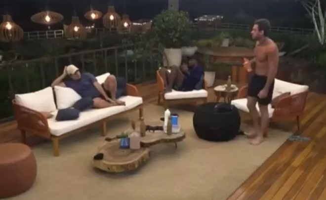 Vini chama atenção de Lucas: 'Não é legal associar loucura ao uso de remédio'