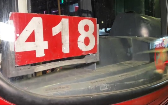 Criminosos ameaçam atirar na cabeça de passageiros durante assalto ao ônibus 418 em Manaus