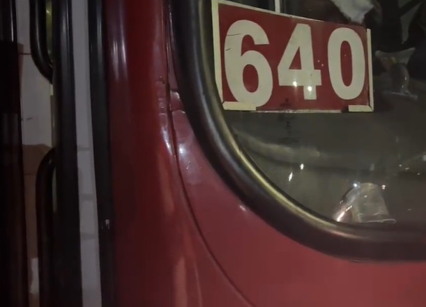 Criminosos armados com facas ameaçam passageiros durante assalto a ônibus 640 em Manaus