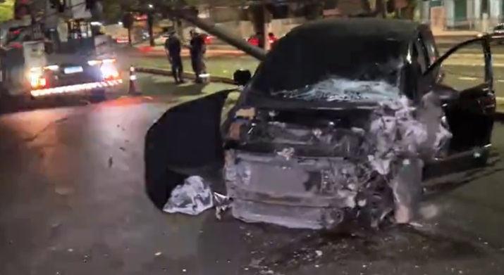 Motorista perde controle e deixa carro destruído ao bater em poste em Manaus