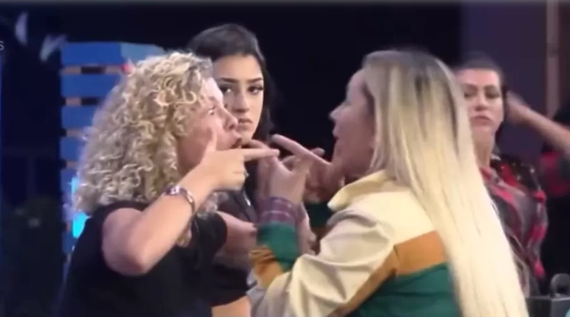 Confusão em A Fazenda 14: Babi e Deolane são separadas por peões durante briga em dinâmica