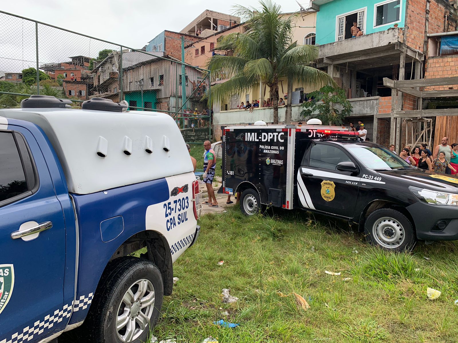 Homem é morto a tiros e facadas e arrastado por mais de 500 metros em Manaus