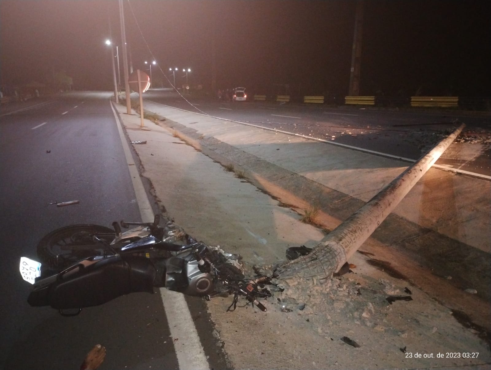 Motociclista morre ao colidir com poste e ter crânio esmagado na Ponte Rio Negro