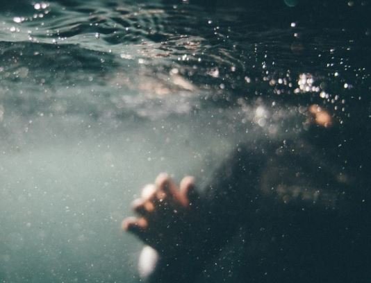 Criança de 4 anos morre após se afogar em piscina de abrigo em Manaus