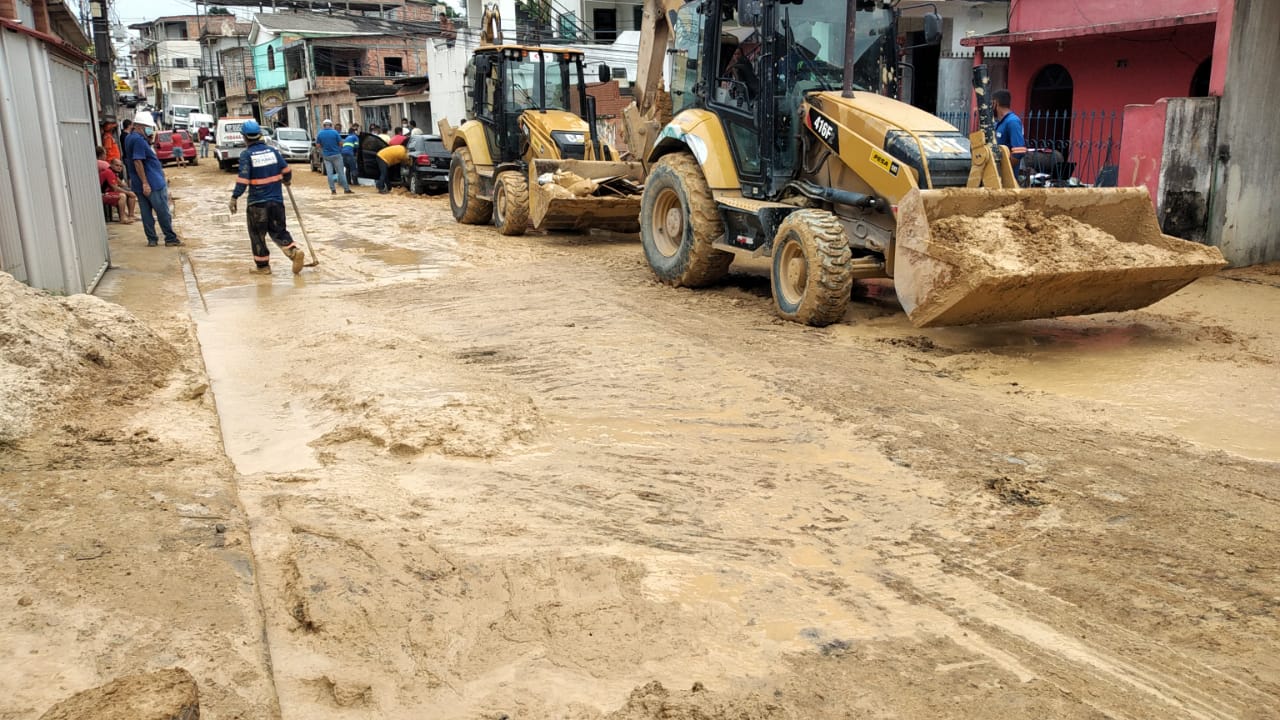 Moradores contabilizam prejuízos após rompimento de tubulação em Manaus