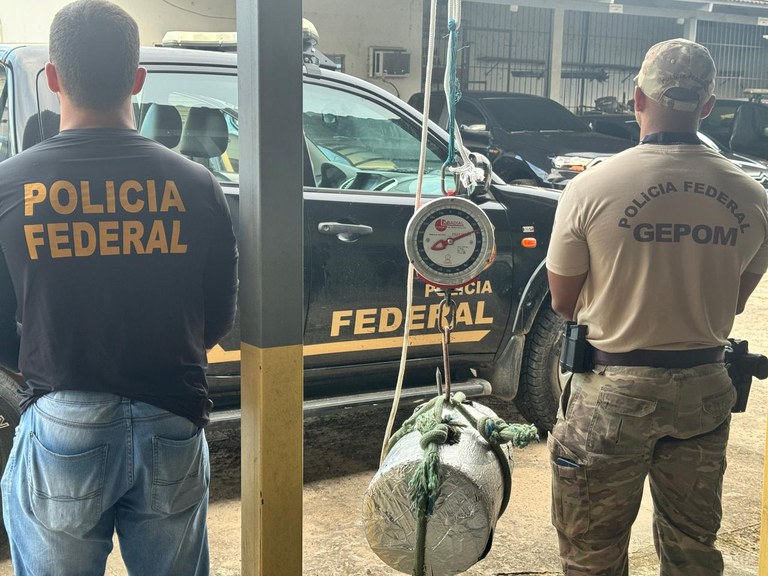PF encontra 44 kg de drogas escondidas em motores de barco com destino a Manaus