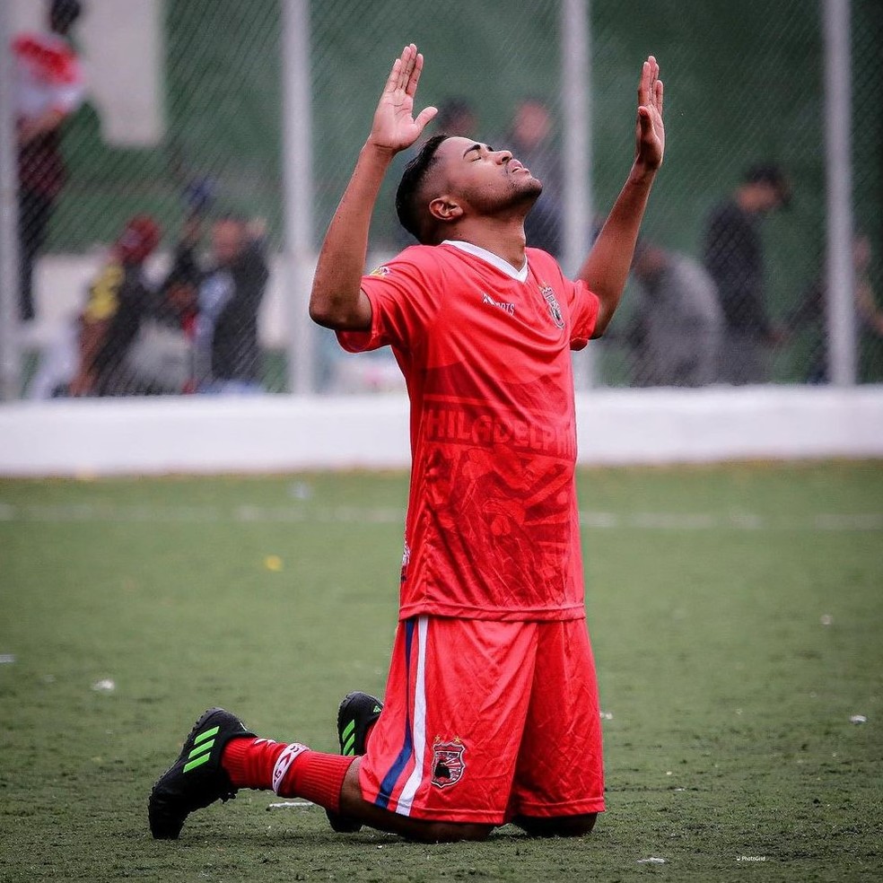 Corpo de jogador de futebol é encontrado boiando no mar 