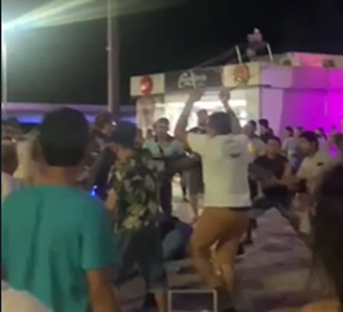 Pancadaria na Ponta Negra termina com mulher trans espancada em Manaus; veja vídeo