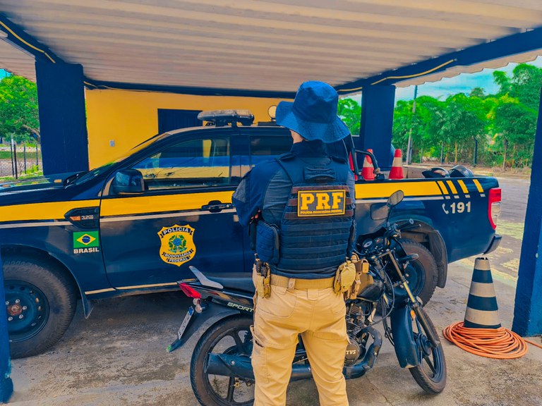 Embriagado e com CNH emprestada, motorista rompe bloqueio de blitz na BR-319