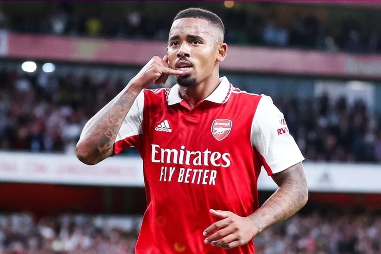 Gabriel Jesus comemora retorno aos gramados pelo Arsenal após 10 meses