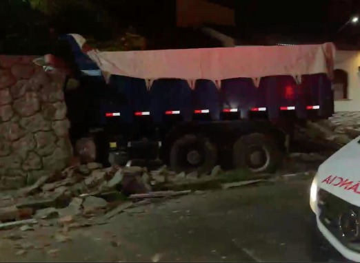 Motorista de caminhão fica preso nas ferragens em grave acidente em Manaus