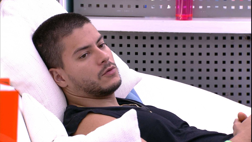 Sem papas na língua, Arthur afirma para PA: 'A cabeça do outro grupo é a Jade'