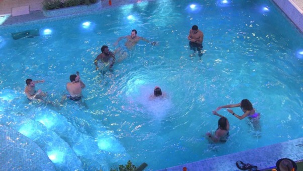 Piscina é liberada durante festa de PA e brothers provocam: 'lollipop não entra'