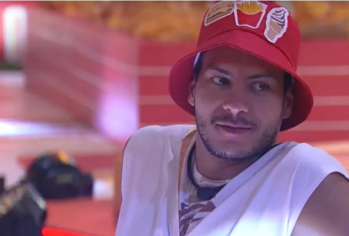 Arthur pede desculpas à Maíra Cardi após comilança na festa do BBB22
