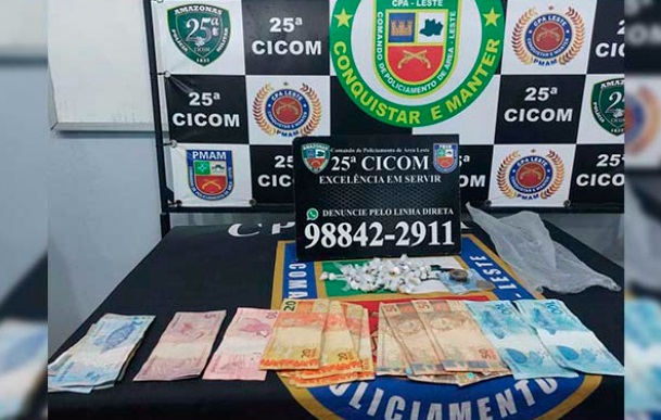 Suspeito de homicídio é preso com R$ 700 ao vender drogas em campo de futebol em Manaus
