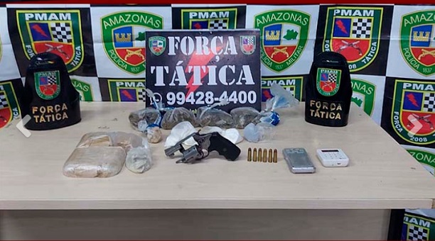 Traficantes são presos ao ostentarem armas e drogas em Manaus