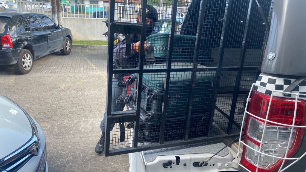 Traficante passa pimenta em 30kg de drogas para despistar cães farejadores em Manaus