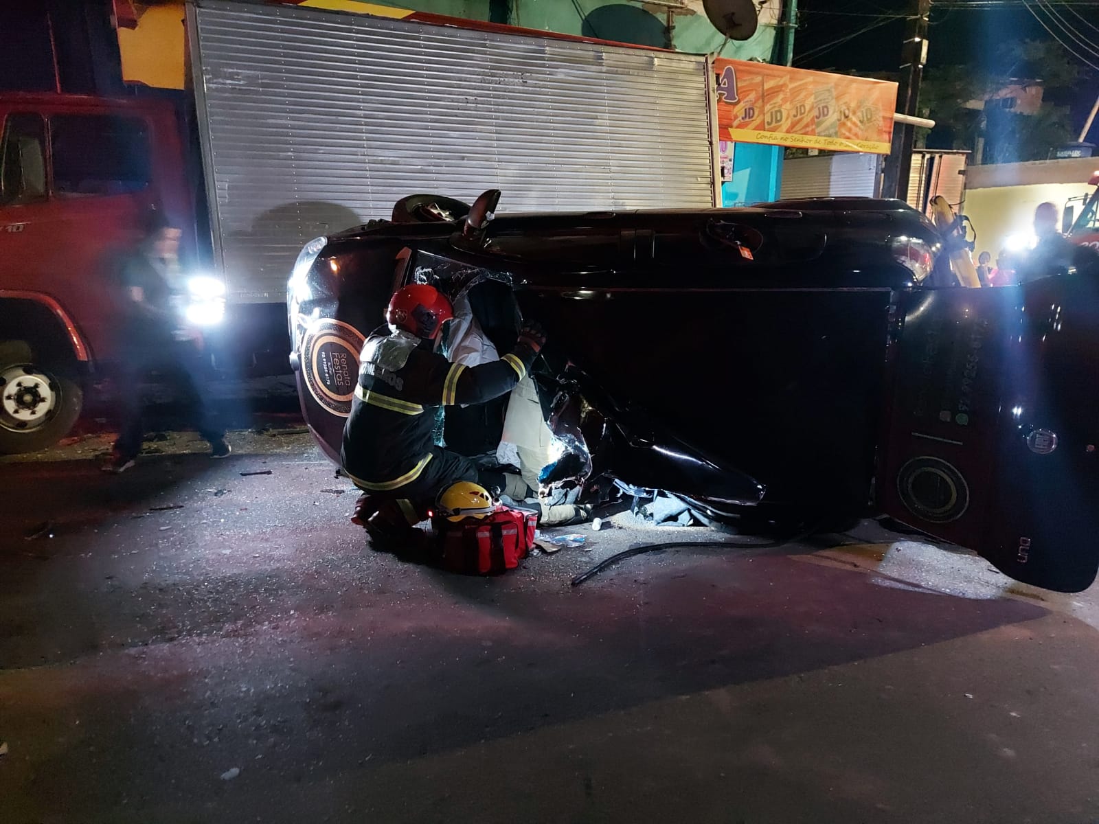 Criminoso fica preso às ferragens de carro após capotar durante perseguição policial em Manaus