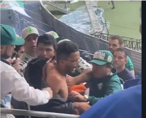 Torcedor do Flamengo é hostilizado ao assistir partida no setor do Palmeiras  no Allianz Parque 