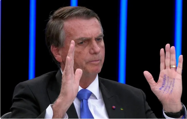 Bolsonaro leva 'cola' na mão para entrevista ao JN