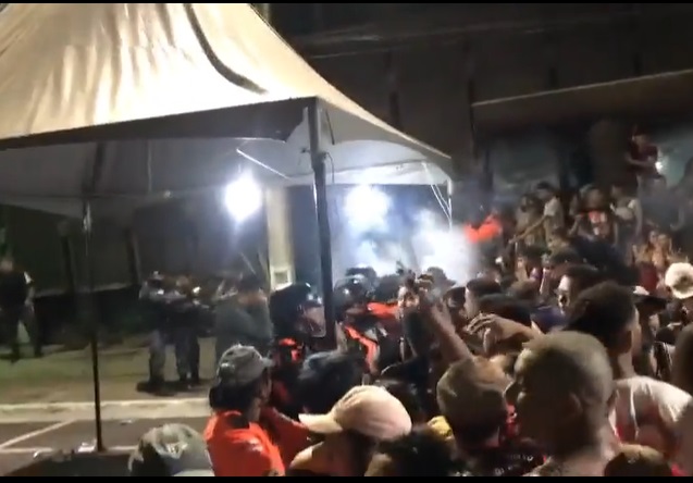 Polícia usa gás lacrimogêneo para conter invasão de multidão no Passo a Paço