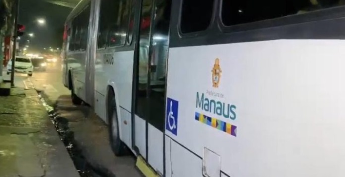 Bandidos armados invadem ônibus da linha 652 e tocam terror durante assalto em Manaus