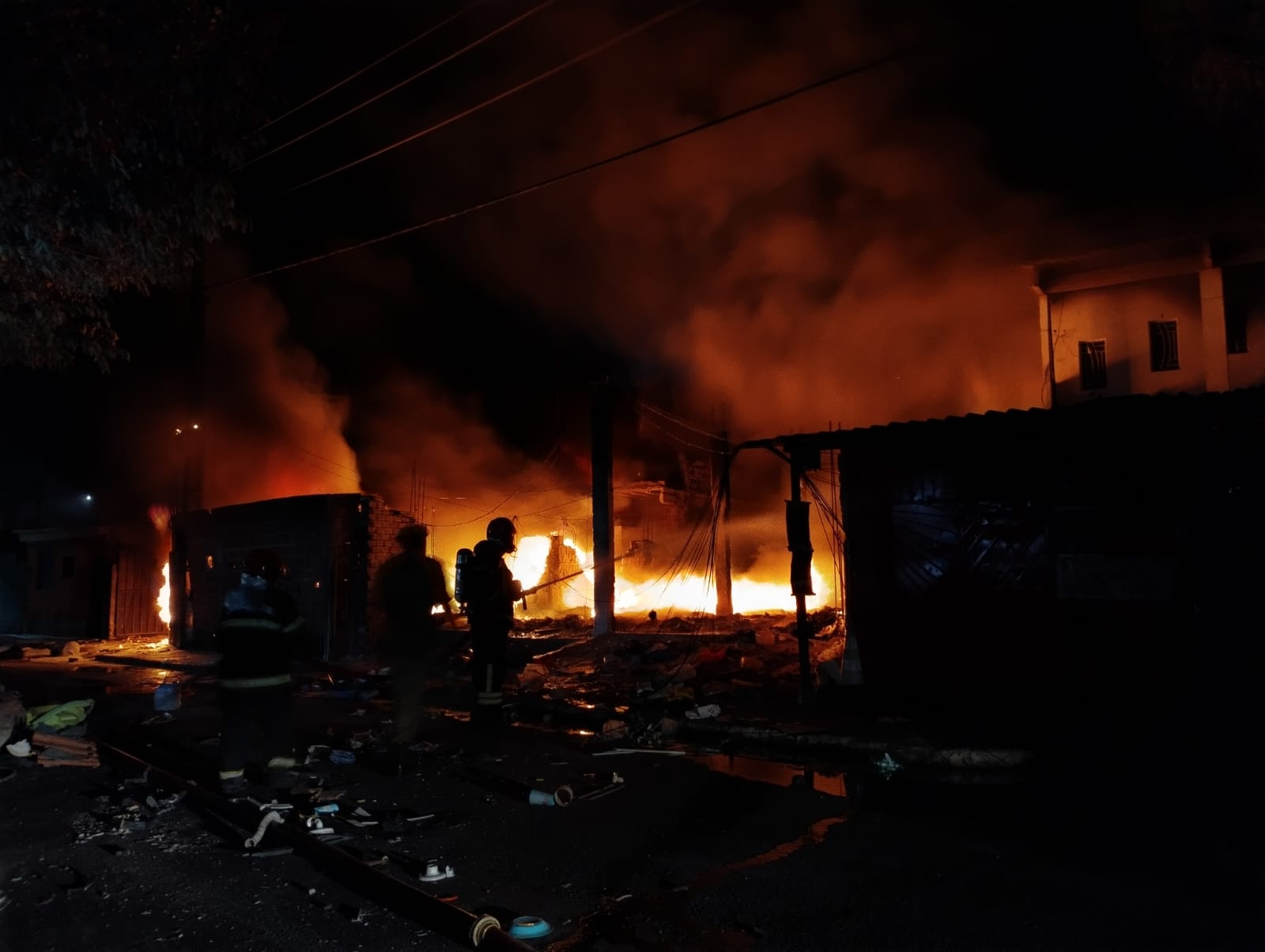 Fogos de artifício podem ter provocado incêndio em galpão de reciclagem em Manaus