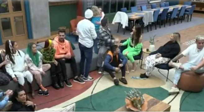 Peões ignoram chegada de Bia em 'A Fazenda'; veja vídeo