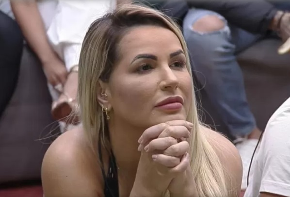 Deolane revela que namorado ofereceu dinheiro para ela não entrar em A Fazenda