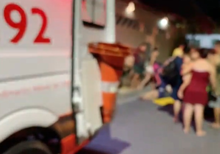 Mulher fica ferida ao se pendurar em carro para tentar impedir namorado sair de casa em Manaus