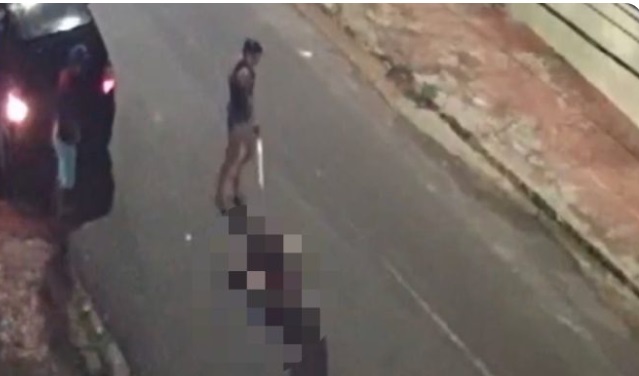 Mulher atira em homem no meio da rua em Manaus