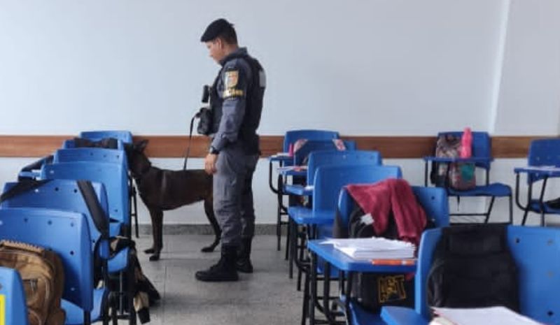 Polícia encontra drogas, arma e facas durante revista em escola de tempo integral no Amazonas
