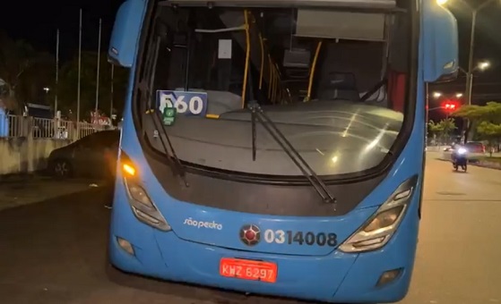 Passageiros rendem suspeito de assalto a ônibus da linha 560 em Manaus