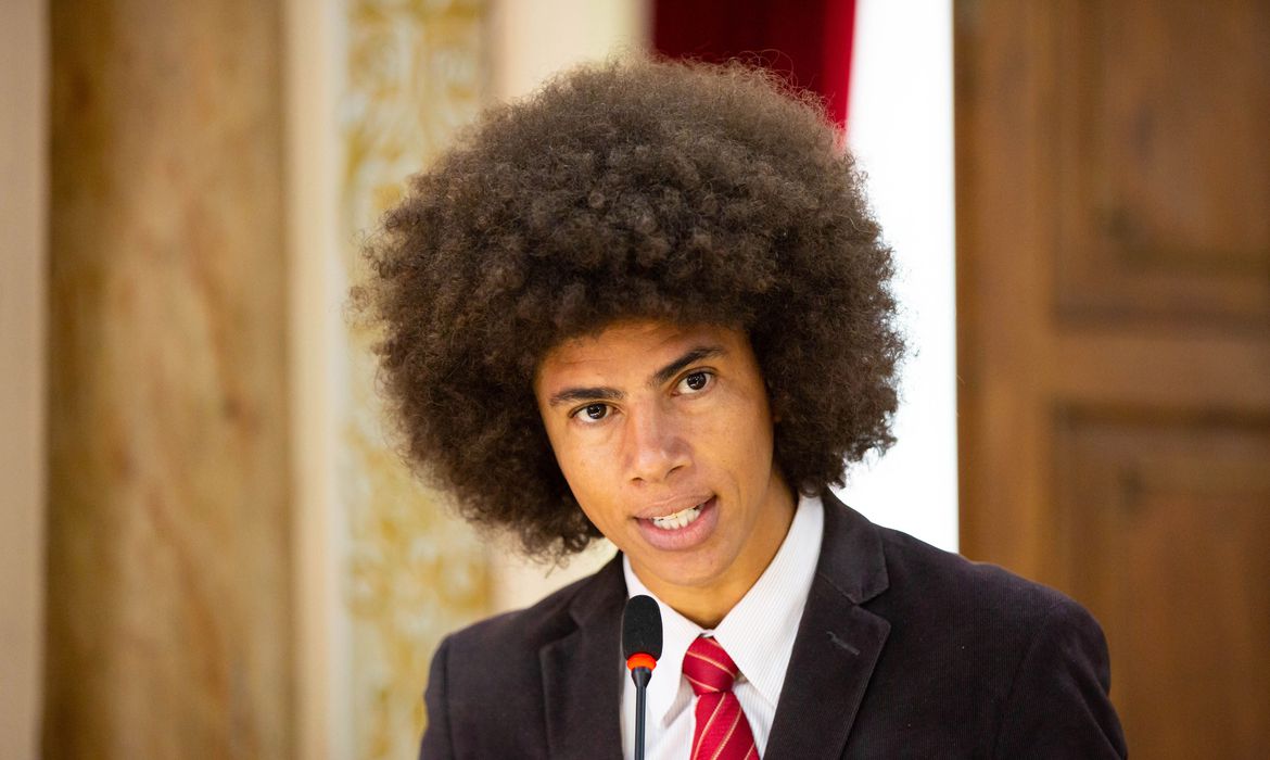 PF apura racismo contra deputado durante abordagem em voo