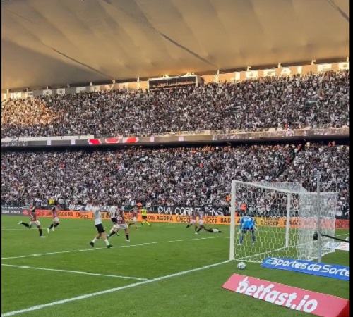 Árbitro paralisa clássico Corinthians e São Paulo após gritos homofóbicos