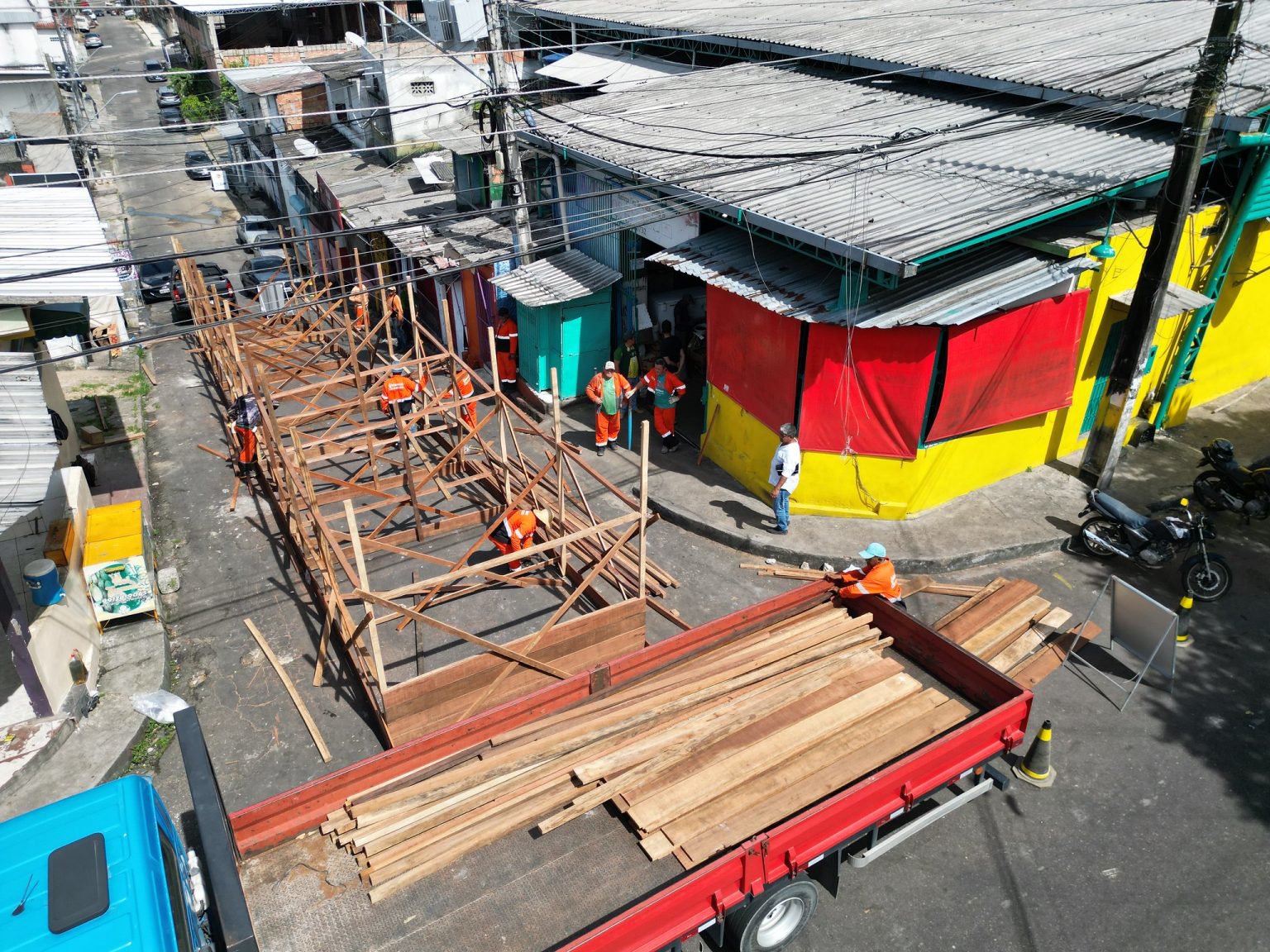 Tablado provisório na feira da Japiinlândia é construído em Manaus