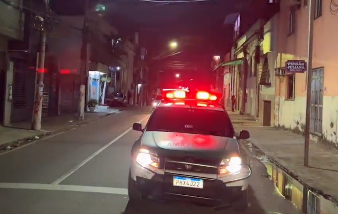 Criminosos executam homem a tiros e deixam bilhete ao lado do corpo em Manaus