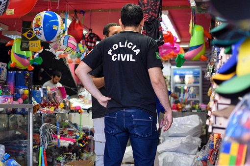 Cerca de 800 brinquedos com indícios de falsificação são apreendidos em lojas no Centro de Manaus