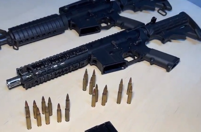 Fuzis do CV são apreendidos dentro de casa após denúncia em Manaus