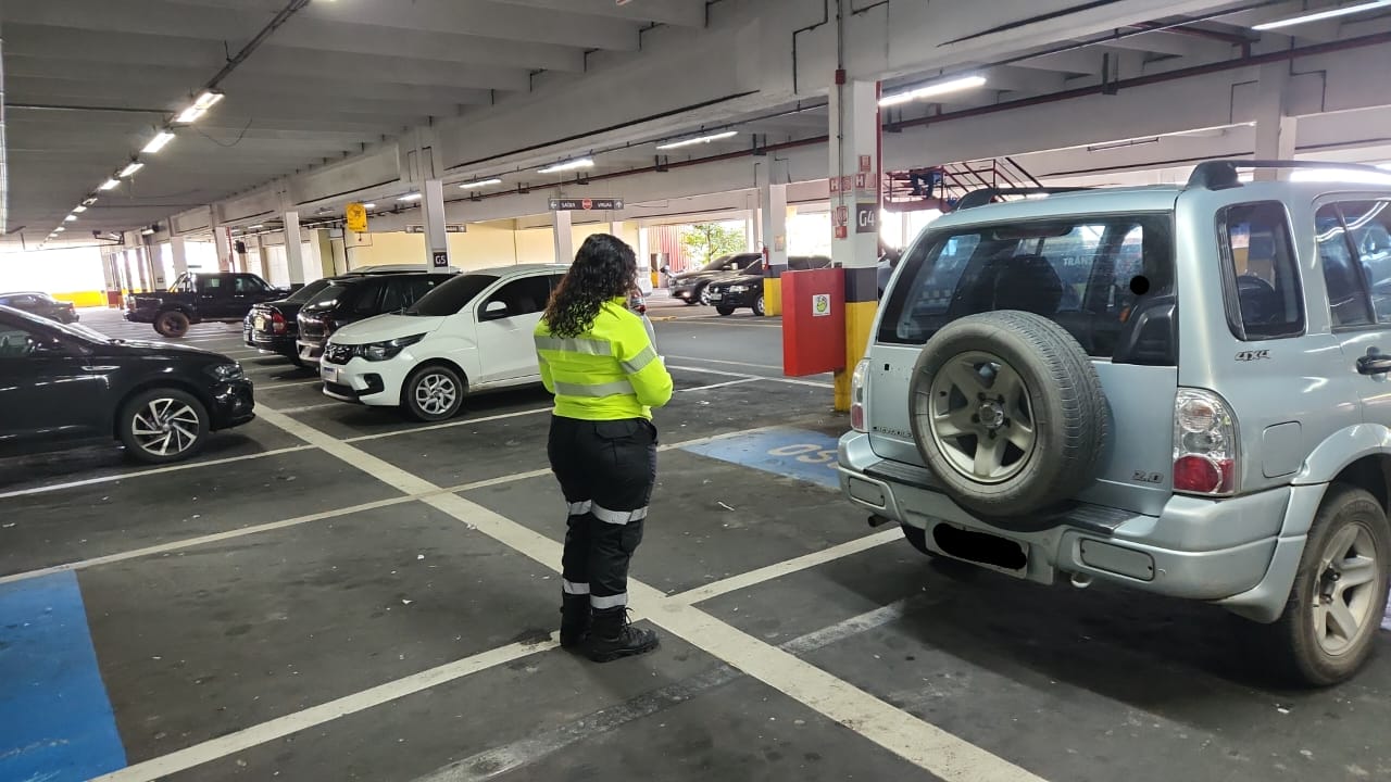 Mais de 40 motoristas são autuados em vagas de idosos e PCDs em Manaus