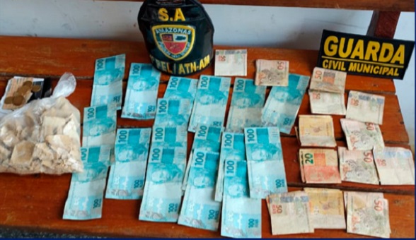 Mulher é presa ao tentar passar em barreira com drogas e quase R$ 3 mil no Amazonas