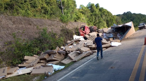 Motorista fica preso às ferragens após carreta tombar na BR-174