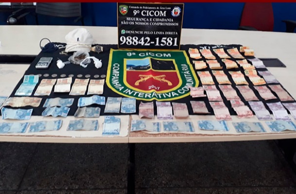 Jovem é preso com drogas e dinheiro ao se esconder da polícia em comércio em Manaus