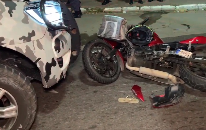 Acidente: Motociclista bate em viatura ao tentar fugir de blitz em Manaus