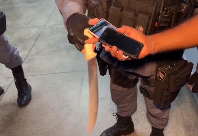 Assaltantes são presos após amedrontarem vítimas com facão em Manaus