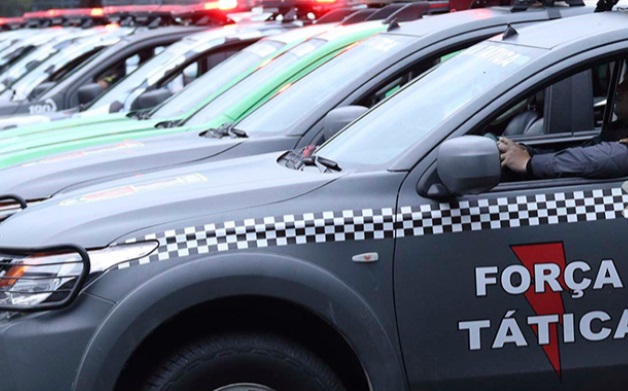 Polícia apreende arma abandonada por suspeitos durante patrulhamento em invasão em Manaus