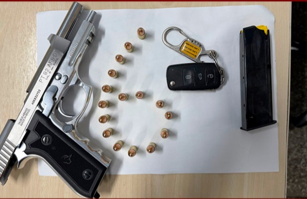 Polícia desconfia de grupo em carro e prende motorista com pistola em Manaus