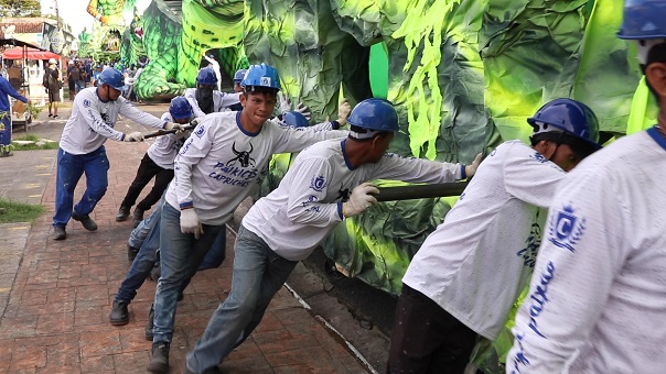 Boi Caprichoso começa transporte de alegorias para concentração no Bumbódromo